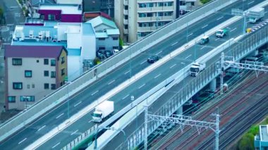 Osaka 'da otoyolda yüksek açılı bir trafik sıkışıklığı zamanı. Yüksek kalite 4K görüntü. Asahi bölgesi Osaka Japonya 04.10.2023 Osaka 'nın merkezidir.. 