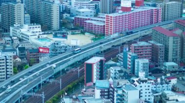 Osaka 'da otoyolda yüksek açılı bir trafik sıkışıklığı zamanı. Yüksek kalite 4K görüntü. Asahi bölgesi Osaka Japonya 04.10.2023 Osaka 'nın merkezidir.. 