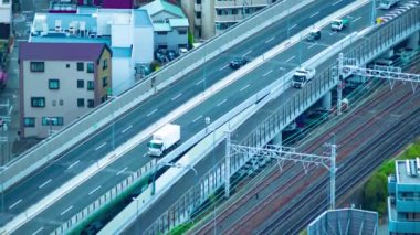 Osaka 'da otoyolda yüksek açılı bir trafik sıkışıklığı zamanı. Yüksek kalite 4K görüntü. Asahi bölgesi Osaka Japonya 04.10.2023 Osaka 'nın merkezidir.. 