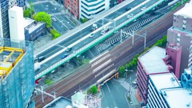 Osaka 'da otoyolda yüksek açılı bir trafik sıkışıklığı zamanı. Yüksek kalite 4K görüntü. Asahi bölgesi Osaka Japonya 04.10.2023 Osaka 'nın merkezidir.. 