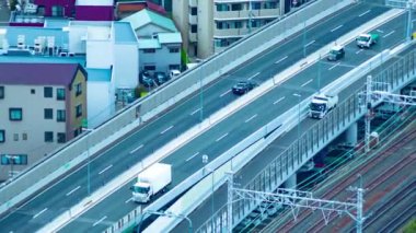 Osaka 'da otoyolda yüksek açılı bir trafik sıkışıklığı zamanı. Yüksek kalite 4K görüntü. Asahi bölgesi Osaka Japonya 04.10.2023 Osaka 'nın merkezidir.. 