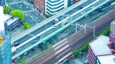 Osaka 'da otoyolda yüksek açılı bir trafik sıkışıklığı zamanı. Yüksek kalite 4K görüntü. Asahi bölgesi Osaka Japonya 04.10.2023 Osaka 'nın merkezidir.. 