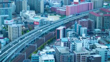 Osaka 'da otoyolda yüksek açılı bir trafik sıkışıklığı zamanı. Yüksek kalite 4K görüntü. Asahi bölgesi Osaka Japonya 04.10.2023 Osaka 'nın merkezidir.. 