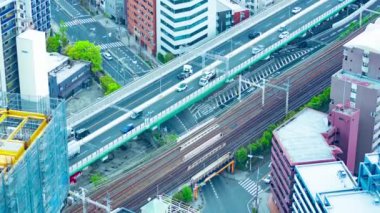 Osaka 'da otoyolda yüksek açılı bir trafik sıkışıklığı zamanı. Yüksek kalite 4K görüntü. Asahi bölgesi Osaka Japonya 04.10.2023 Osaka 'nın merkezidir.. 