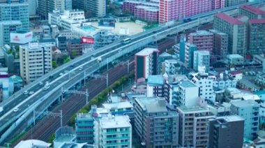 Osaka 'da otoyolda yüksek açılı bir trafik sıkışıklığı zamanı. Yüksek kalite 4K görüntü. Asahi bölgesi Osaka Japonya 04.10.2023 Osaka 'nın merkezidir.. 