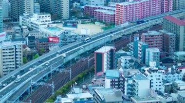Osaka 'da otoyolda yüksek açılı bir trafik sıkışıklığı zamanı. Yüksek kalite 4K görüntü. Asahi bölgesi Osaka Japonya 04.10.2023 Osaka 'nın merkezidir.. 