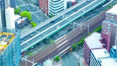 Osaka 'da otoyolda yüksek açılı bir trafik sıkışıklığı zamanı. Yüksek kalite 4K görüntü. Asahi bölgesi Osaka Japonya 04.10.2023 Osaka 'nın merkezidir.. 