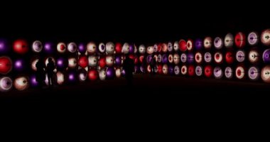 Kış gecelerinde Tachikawa Parkı 'nda elde taşınan aydınlatılmış bir şemsiye. Yüksek kalite 4K görüntü. Tachikawa bölgesi Tokyo 11.13.2023 bir Japon şemsiyesidir..