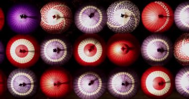 Kış gecelerinde Tachikawa Parkı 'nda elde taşınan aydınlatılmış bir şemsiye. Yüksek kalite 4K görüntü. Tachikawa bölgesi Tokyo 11.13.2023 bir Japon şemsiyesidir..