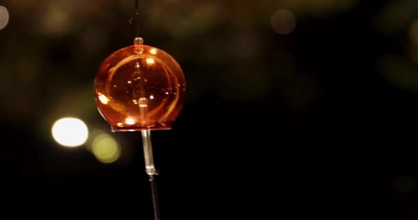 冬の夜に日本庭園で照らされた風鈴 高品質の4K映像を公開しました 東京都立川地区 2023 昭和記念の風鈴のイルミネーションです — ストック動画