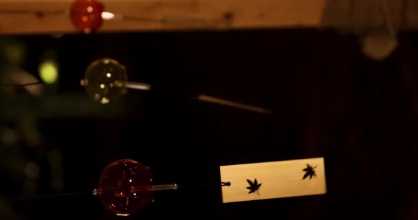 Подсвеченный Колокол Ветра Японском Саду Зимние Ночи Переносной Высококачественные Кадры — стоковое видео