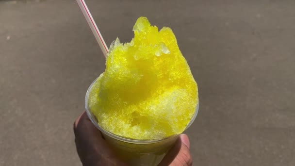 Ein Rasiertes Eis Zitronensirup Mit Der Linken Hand Sonnigen Tag — Stockvideo