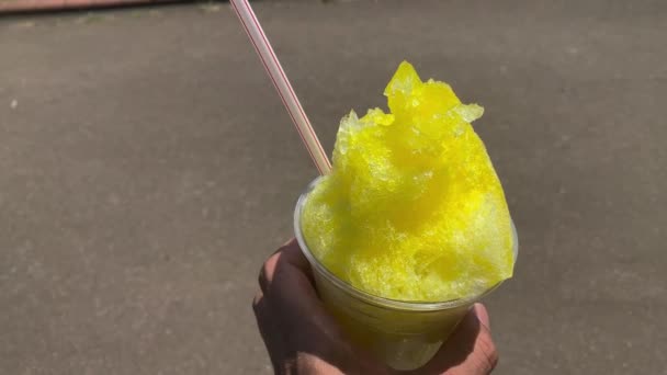 Ein Rasiertes Eis Zitronensirup Mit Der Linken Hand Sonnigen Tag — Stockvideo