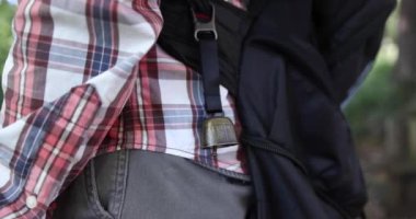 Sonbaharda yeşil ormanda bir ayı çanı. Yüksek kalite 4K görüntü. Nerima bölgesi Tokyo Japonya 11.14.2023. Bu çan, ormanda ayıdan korunmak için bir ürün..