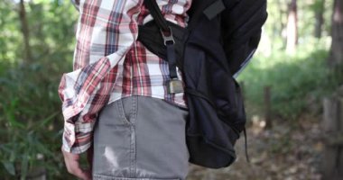 Sonbaharda yeşil ormanda bir ayı çanı. Yüksek kalite 4K görüntü. Nerima bölgesi Tokyo Japonya 11.14.2023. Bu çan, ormanda ayıdan korunmak için bir ürün..