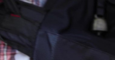Sonbaharda yeşil ormanda bir ayı çanı. Yüksek kalite 4K görüntü. Nerima bölgesi Tokyo Japonya 11.14.2023. Bu çan, ormanda ayıdan korunmak için bir ürün..