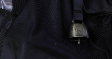 Sonbaharda yeşil ormanda bir ayı çanı. Yüksek kalite 4K görüntü. Nerima bölgesi Tokyo Japonya 11.14.2023. Bu çan, ormanda ayıdan korunmak için bir ürün..