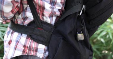 Sonbaharda yeşil ormanda bir ayı çanı. Yüksek kalite 4K görüntü. Nerima bölgesi Tokyo Japonya 11.14.2023. Bu çan, ormanda ayıdan korunmak için bir ürün..