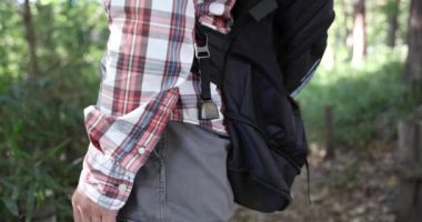 Sonbaharda yeşil ormanda bir ayı çanı. Yüksek kalite 4K görüntü. Nerima bölgesi Tokyo Japonya 11.14.2023. Bu çan, ormanda ayıdan korunmak için bir ürün..