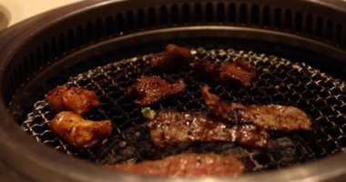 Wagyu bifteği dilimlenmiş Japon usulü bbq Yakiniku. Yüksek kalite 4K görüntü. 08.10.2023