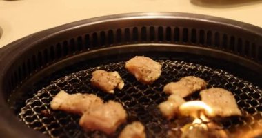 Wagyu bifteği dilimlenmiş Japon usulü bbq Yakiniku. Yüksek kalite 4K görüntü. 08.10.2023