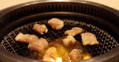 Wagyu bifteği dilimlenmiş Japon usulü bbq Yakiniku. Yüksek kalite 4K görüntü. 08.10.2023