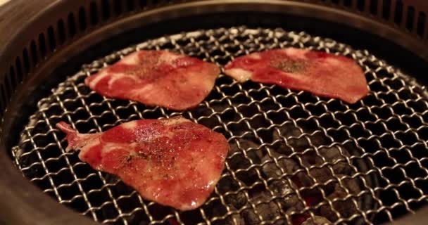 Japanischer Grill Yakiniku Mit Wagyu Rindfleisch Scheiben Hochwertiges Filmmaterial 2023 — Stockvideo