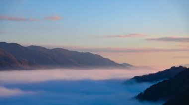 Kyoto 'daki dağın tepesindeki bulut denizinin zaman çizelgesi. Yüksek kalite 4K görüntü. Güney Bölgesi Kasagicho Kyoto Japonya 12.04.2023 Bu dağın adı Kasagiyama Dağı