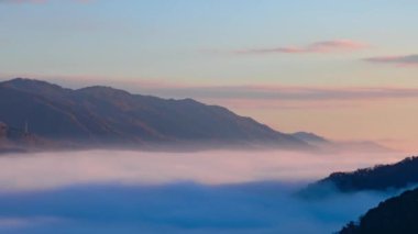 Kyoto 'daki dağın tepesindeki bulut denizinin zaman çizelgesi. Yüksek kalite 4K görüntü. Güney Bölgesi Kasagicho Kyoto Japonya 12.04.2023 Bu dağın adı Kasagiyama Dağı