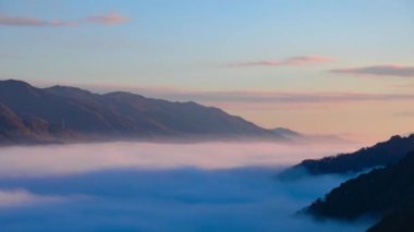 Kyoto 'daki dağın tepesindeki bulut denizinin zaman çizelgesi. Yüksek kalite 4K görüntü. Güney Bölgesi Kasagicho Kyoto Japonya 12.04.2023 Bu dağın adı Kasagiyama Dağı