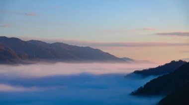 Kyoto 'daki dağın tepesindeki bulut denizinin zaman çizelgesi. Yüksek kalite 4K görüntü. Güney Bölgesi Kasagicho Kyoto Japonya 12.04.2023 Bu dağın adı Kasagiyama Dağı
