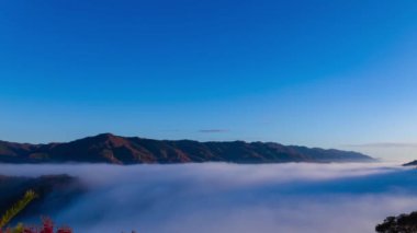 Kyoto 'daki dağın tepesindeki bulut denizinin zaman çizelgesi. Yüksek kalite 4K görüntü. Güney Bölgesi Kasagicho Kyoto Japonya 12.04.2023 Bu dağın adı Kasagiyama Dağı