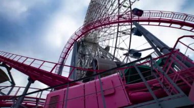 Yokohama 'da dönen dönme dolap zamanı. Yüksek kalite 4K görüntü. Yokohama bölgesi Naka Kanagawa Japonya 11.20.2023 Kanagawa 'nın merkezidir.. 