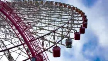 Yokohama 'da dönen dönme dolap zamanı. Yüksek kalite 4K görüntü. Yokohama bölgesi Naka Kanagawa Japonya 11.20.2023 Kanagawa 'nın merkezidir.. 