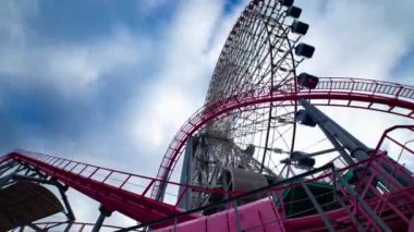 Yokohama 'da dönen dönme dolap zamanı. Yüksek kalite 4K görüntü. Yokohama bölgesi Naka Kanagawa Japonya 11.20.2023 Kanagawa 'nın merkezidir.. 