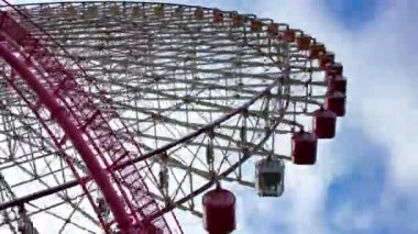 Yokohama 'da dönen dönme dolap zamanı. Yüksek kalite 4K görüntü. Yokohama bölgesi Naka Kanagawa Japonya 11.20.2023 Kanagawa 'nın merkezidir.. 