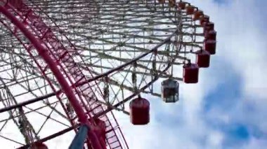 Yokohama 'da dönen dönme dolap zamanı. Yüksek kalite 4K görüntü. Yokohama bölgesi Naka Kanagawa Japonya 11.20.2023 Kanagawa 'nın merkezidir.. 