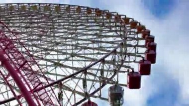 Yokohama 'da dönen dönme dolap zamanı. Yüksek kalite 4K görüntü. Yokohama bölgesi Naka Kanagawa Japonya 11.20.2023 Kanagawa 'nın merkezidir.. 