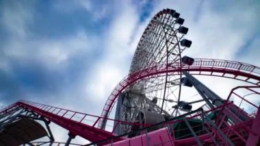 Yokohama 'da dönen dönme dolap zamanı. Yüksek kalite 4K görüntü. Yokohama bölgesi Naka Kanagawa Japonya 11.20.2023 Kanagawa 'nın merkezidir.. 