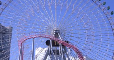 Yokohama 'da dönen dönme dolap. Yüksek kalite 4K görüntü. Yokohama bölgesi Naka Kanagawa Japonya 11.20.2023 Kanagawa 'nın merkezidir.. 