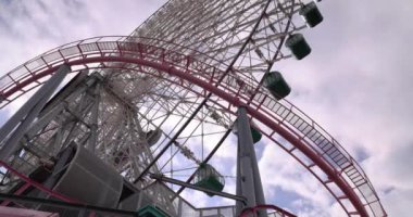 Yokohama 'da dönen dönme dolap. Yüksek kalite 4K görüntü. Yokohama bölgesi Naka Kanagawa Japonya 11.20.2023 Kanagawa 'nın merkezidir.. 