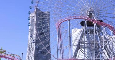 Yokohama 'da dönen dönme dolap. Yüksek kalite 4K görüntü. Yokohama bölgesi Naka Kanagawa Japonya 11.20.2023 Kanagawa 'nın merkezidir.. 