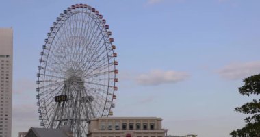 Yokohama 'da dönen dönme dolap. Yüksek kalite 4K görüntü. Yokohama bölgesi Naka Kanagawa Japonya 11.20.2023 Kanagawa 'nın merkezidir.. 