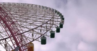 Yokohama 'da dönen dönme dolap. Yüksek kalite 4K görüntü. Yokohama bölgesi Naka Kanagawa Japonya 11.20.2023 Kanagawa 'nın merkezidir.. 