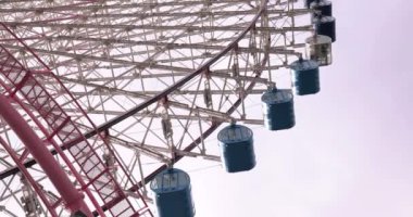 Yokohama 'da dönen dönme dolap. Yüksek kalite 4K görüntü. Yokohama bölgesi Naka Kanagawa Japonya 11.20.2023 Kanagawa 'nın merkezidir.. 