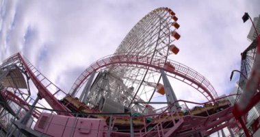 Yokohama 'da dönen dönme dolap. Yüksek kalite 4K görüntü. Yokohama bölgesi Naka Kanagawa Japonya 11.20.2023 Kanagawa 'nın merkezidir.. 