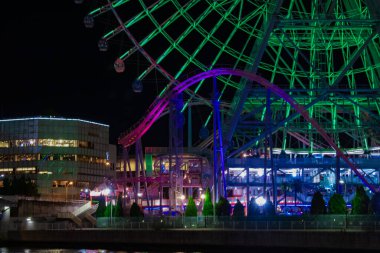 Yokohama 'da gece aydınlatmalı dönme dolap vuruşu. Yüksek kalite fotoğraf. Yokohama bölgesi Naka Kanagawa Japonya 11.20.2023 Kanagawa 'nın merkezidir.. 