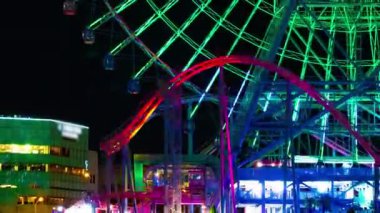 Yokohama 'da dönen dönme dolabın gece zamanı. Yüksek kalite 4K görüntü. Yokohama bölgesi Naka Kanagawa Japonya 11.20.2023 Kanagawa 'nın merkezidir.. 