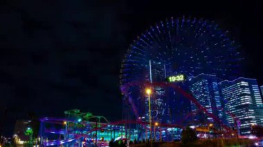 Yokohama 'da dönen dönme dolabın gece zamanı. Yüksek kalite 4K görüntü. Yokohama bölgesi Naka Kanagawa Japonya 11.20.2023 Kanagawa 'nın merkezidir.. 