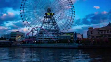 Yokohama 'da dönen dönme dolabın alacakaranlık zamanı. Yüksek kalite 4K görüntü. Yokohama bölgesi Naka Kanagawa Japonya 11.20.2023 Kanagawa 'nın merkezidir.. 